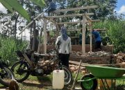 Babinsa Koramil 0822/07 Maesan Bersama Warga Membuat Pondok Keranda