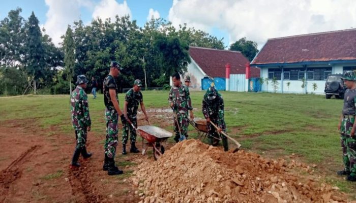 Jelang Pembukaan TMMD Ke-119 Tahun 2024, Anggota Kodim 0808/Blitar Gelar Gotong Royong Bersihkan Tempat Kegiatan