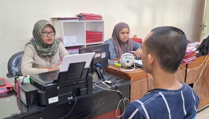 Pemilik Studio Merudal Siswi Magang Prakerin di Tempat Praktek