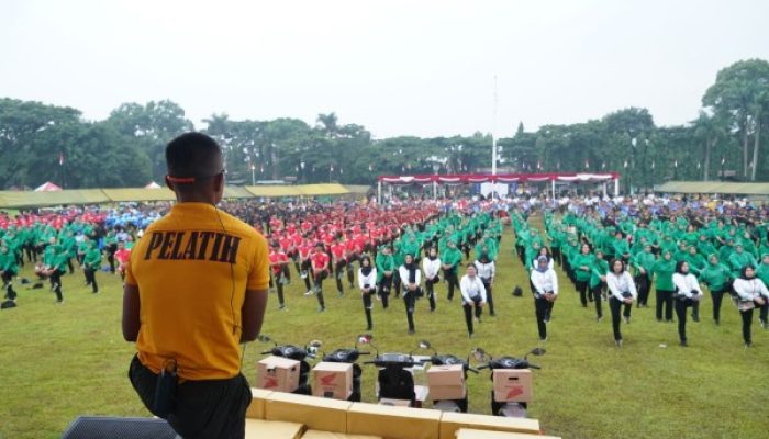 Ribuan Masyarakat Ikuti Jalan Sehat Dalam Rangka Menyemarakkaan HUT Ke-63 Kostrad