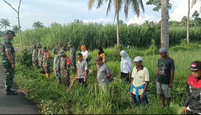 Antisipasi Luapan Air Babinsa Koramil 0822/09 Pujer Gotong Royong Bersihkan Saluran Irigasi Dan Jalan
