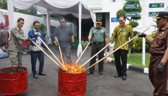 Kasdim 0822 Hadiri Pemusnahan Barang Bukti Kejari Bondowoso