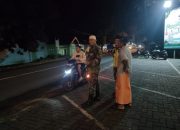 Babinsa Koramil 0822/14 Prajekan Amankan Kegiatan Shalat Tarawih