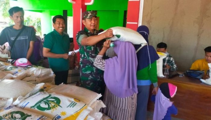 Babinsa Posramil 0822/12 Sumber Wringin,Dampingi Penyaluran Bantuan Pangan
