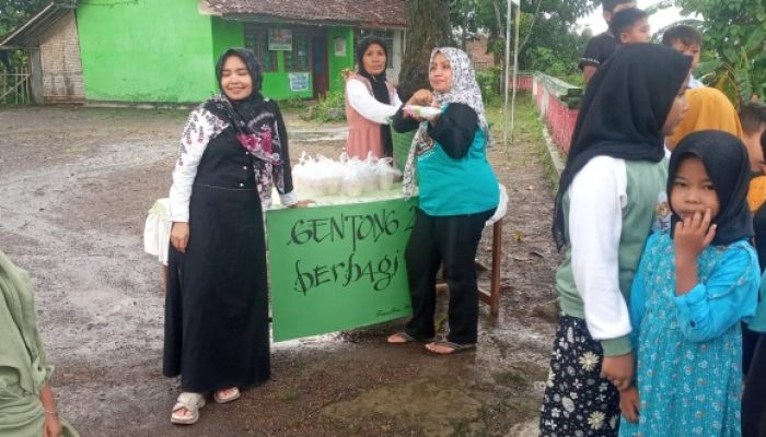 Aksi Bagi Bagi Takjil Keluarga Besar SDN Gentong 02 Bersama PAUD Tunas Bangsa