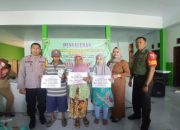 ANGGOTA KORAMIL 0822/11 SERDA SURYADI SELAKU BABINSA DESA MRAWAN DAMPINGI PENYALURAN BLT-DD