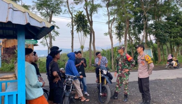 TNI-Polri Bersinergi Jaga Kamtibmas, Babinsa dan Bhabinkamtibmas Patroli Humanis Di Obyek wisata Black Lava