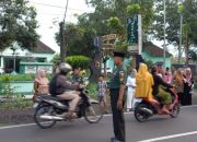 Ciptakan Kebersamaan, Koramil 0822/04 Tenggarang Bagikan Takjil