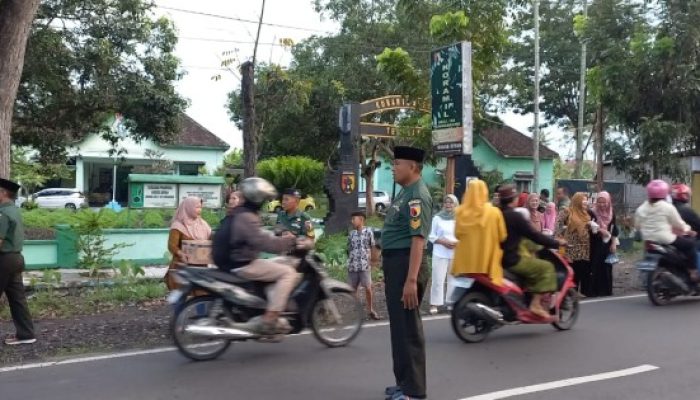 Ciptakan Kebersamaan, Koramil 0822/04 Tenggarang Bagikan Takjil