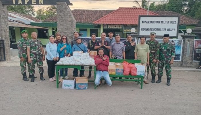 Anggota Koramil 0822/11 Tapen Bagikan Ratusan Takjil Bersama PT. Cakrawala