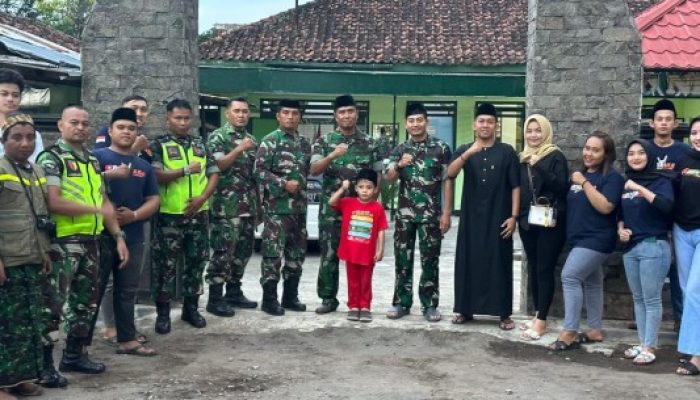 Koramil 0822/11 Tapen Bagikan Takjil Bersama Kelompok Youtuber Boss Muda