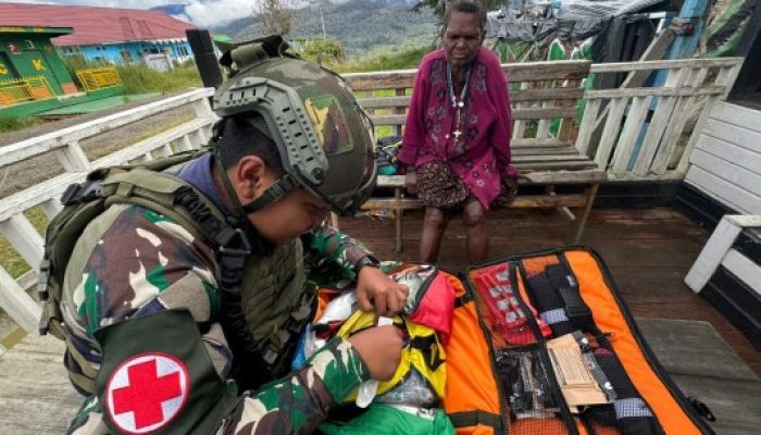 Dengan Hati Gembira Dokter Berikan Layanan Pengobatan Untuk Mama Papua
