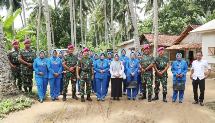 Komandan Kolatmar bersama Prajurit Puslatpurmar-8 Teluk Ratai gelar Bakti Sosial
