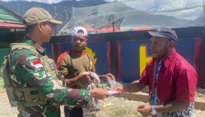 Generasi Muda Papua Bersemangat, Satgas Yonif 509 Kostrad Berikan Bantuan Dana Sekolah dan Pakaian