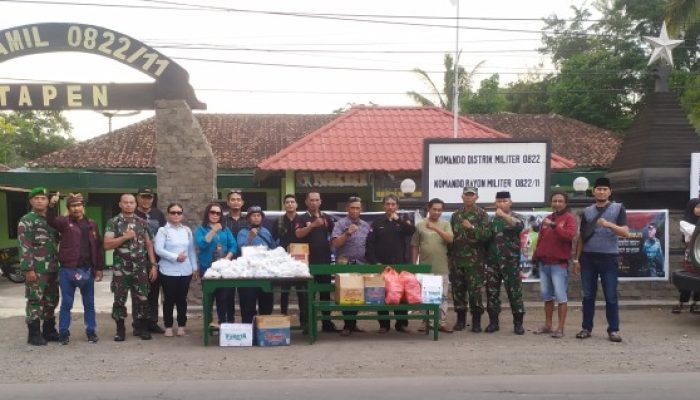 Tim Media Cakrawala Bagikan Ratusan Takjil Jelang Buka Puasa
