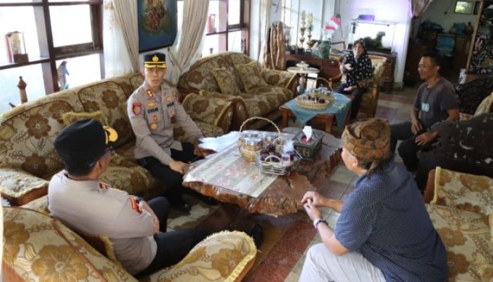 Jumat Curhat Polres Batu Sambangi Rumah Warga dari Pintu ke Pintu Tampung Aspirasi Masyarakat