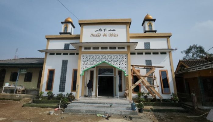 Memasuki Tahap Akhir, TMMD Kodim 0422/Lampung Barat Selesaikan Rehab Masjid.