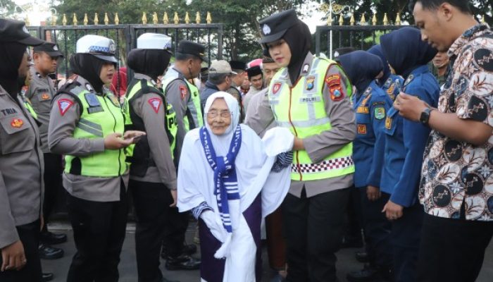 Ramah Lansia Puluhan Polwan Polres Trenggalek Dikerahkan Bantu Calon Jamaah Haji
