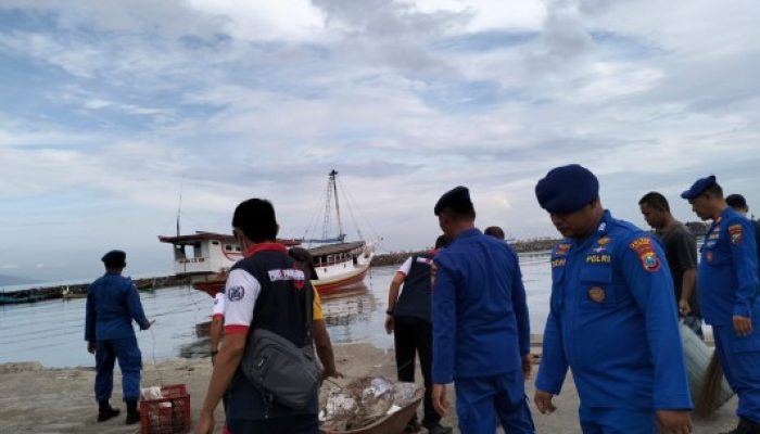 World Ocean Day, Satpolairud Bersama Masyarakat Bersihkan Pantai Situbondo