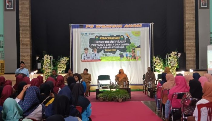 Penyerahan Honor Insentif Kader Posyandu Balita dan Lansia di Kecamatan Panarukan Situbondo 