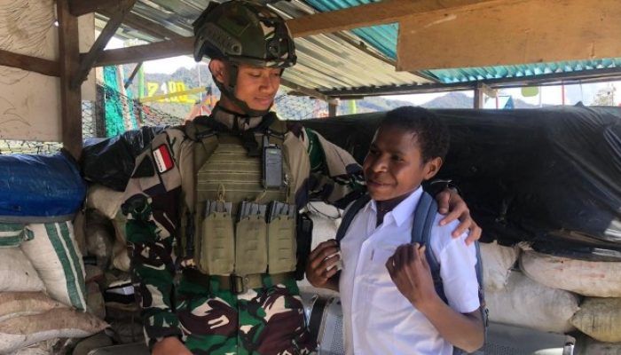 Satgas Yonif 509 Kostrad Berikan Bantuan Seragam kepada Anak Papua di Tk J2, Intan Jaya
