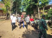 Peduli Lingkungan, Babinsa Bersama Warga Kerja Bakti Pembersihan Selokan Dan Bahu Jalan