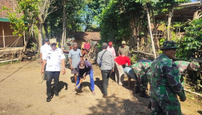 Peduli Lingkungan, Babinsa Bersama Warga Kerja Bakti Pembersihan Selokan Dan Bahu Jalan