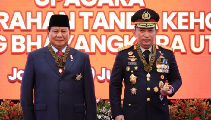 Menhan Prabowo Subianto Terima Penghargaan Tanda Kehormatan Bintang Bhayangkara Utama Polri