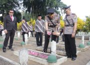Polres Bondowoso Ziarah ke TMP dan Makam Mantan Kapolri Sujipto Yudo Diarjo Dalam Rangka HUT Bhayangkara ke 78