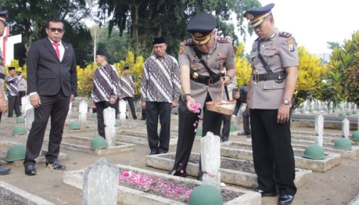 Polres Bondowoso Ziarah ke TMP dan Makam Mantan Kapolri Sujipto Yudo Diarjo Dalam Rangka HUT Bhayangkara ke 78
