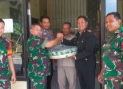 Danposramil 0822/14 Botolinggo Berikan Surprise Nasi Tumpeng Sebagai Ucapan HUT Bhayangkara Yang Ke- 78 kepada Kapolsek Botolinggo