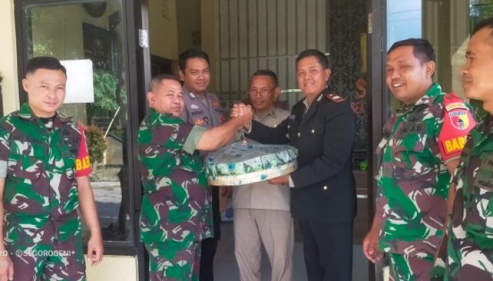 Danposramil 0822/14 Botolinggo Berikan Surprise Nasi Tumpeng Sebagai Ucapan HUT Bhayangkara Yang Ke- 78 kepada Kapolsek Botolinggo