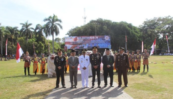 Anggota Polres Bondowoso Menghiasi Langit Biru di HUT Bhayangkara ke-78.