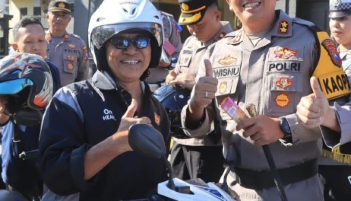 Operasi Patuh Semeru 2024, Polres Probolinggo Beri Hadiah untuk Pengendara Tertib