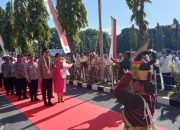Disambut Penyematan Untaian Bunga Melati , AKBP Rezi Dharmawan Resmi Kapolres Situbondo