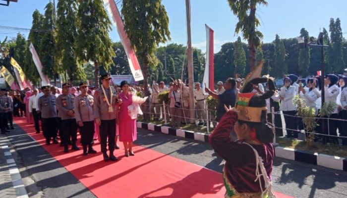Disambut Penyematan Untaian Bunga Melati , AKBP Rezi Dharmawan Resmi Kapolres Situbondo