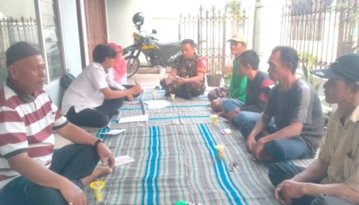 Sosialisasi Pestisida Nabati: Babinsa Sertu Achmad B. Dampingi PPL Kelurahan Badean