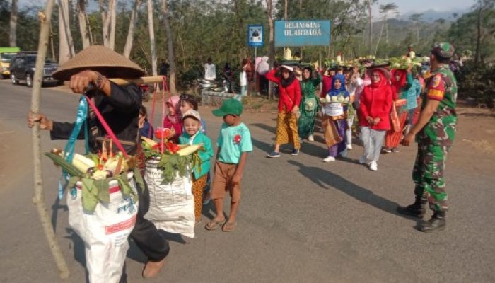 Babinsa Kodim 0822/15 Bondowoso Laksanakan Pengamanan Sedekah Hasil Bumi