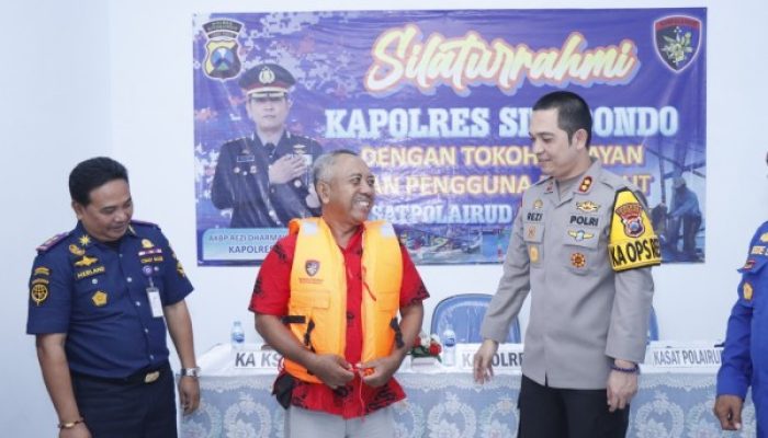 Tatap Muka dengan Tokoh Nelayan, Kapolres Situbondo Beri Bantuan Life Jacket untuk Keselamatan di Laut