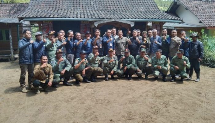 Kadishub Jatim Bersama Administratur KPH Bondowoso Beri Semangat Baru Bagi Petani Kopi
