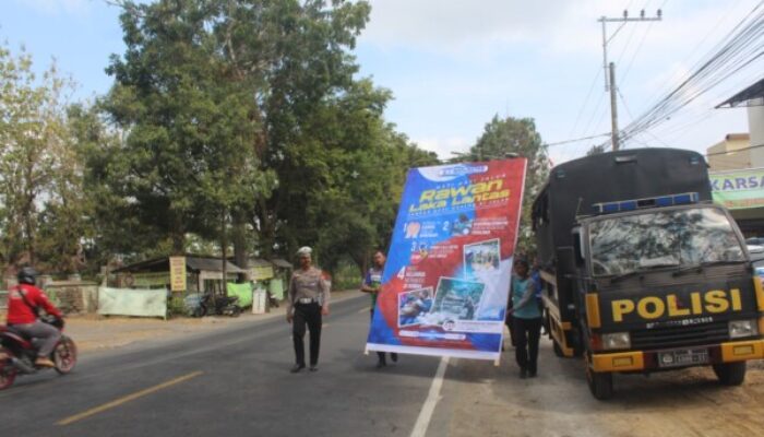 Cegah Kecelakaan Lalu Lintas, Polisi Pasang Baliho Peringatan di Jalur Wisata Trenggalek