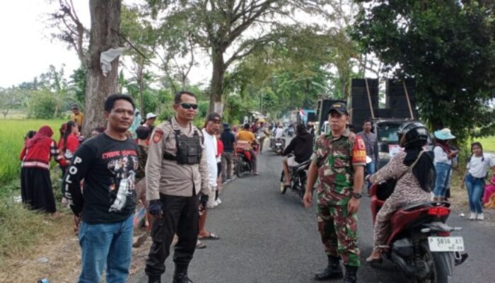 Babinsa 0822/09 Pam Pawai Budaya Memeriahkan HUT RI Ke-79 di Desa Mengok