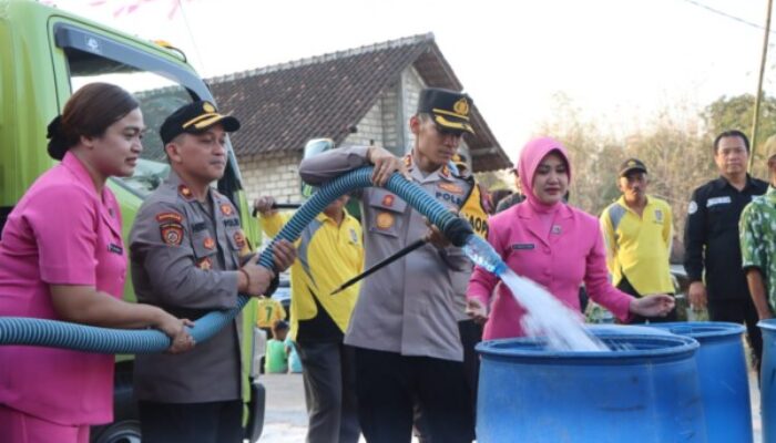 Lagi, Polres Tuban Beri Bantuan Air Bersih dan Sembako untuk Warga Terdampak Kemarau