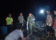 Kopda Andika Babinsa Koramil 422-05/Belalau Bantu Warga Memadamkan Api.