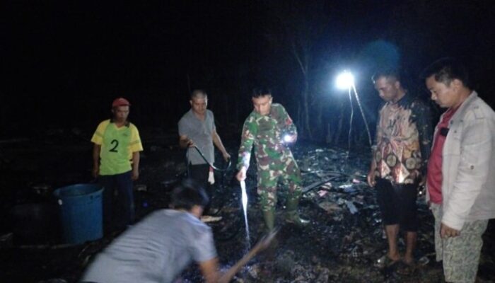 Kopda Andika Babinsa Koramil 422-05/Belalau Bantu Warga Memadamkan Api.