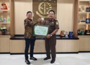 ADM Perhutani KPH Bondowoso Menyerahkan Piagam penghargaan Kepada Kejaksaan Negeri Bondowoso