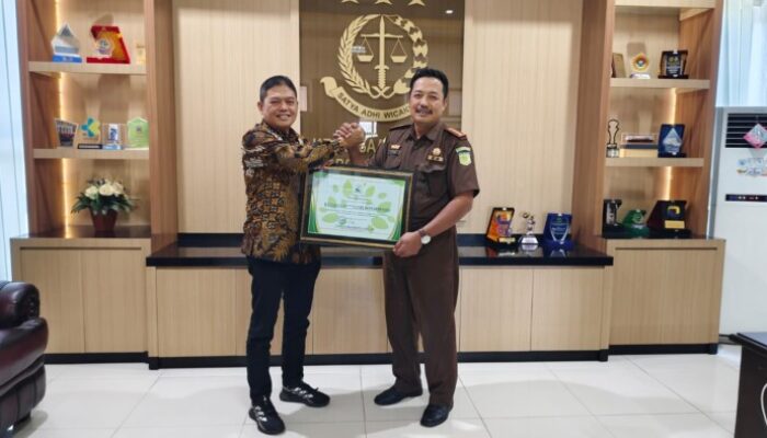 ADM Perhutani KPH Bondowoso Menyerahkan Piagam penghargaan Kepada Kejaksaan Negeri Bondowoso