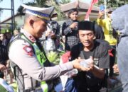 Humanis Polisi Berbagi Air Mineral Untuk Peserta Unras di Situbondo