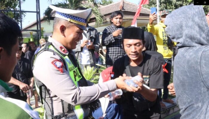 Humanis Polisi Berbagi Air Mineral Untuk Peserta Unras di Situbondo