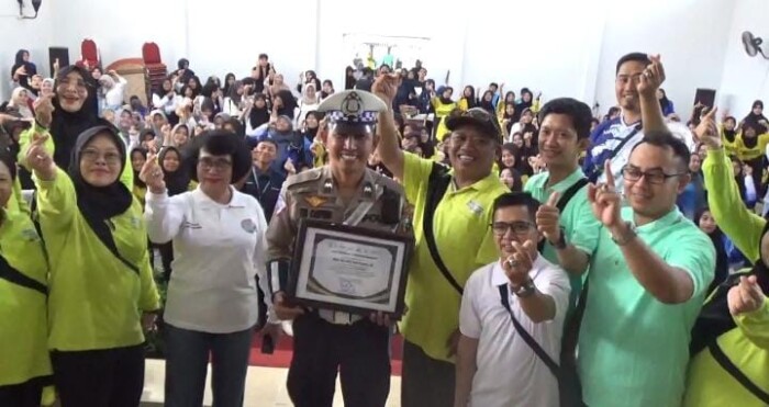 Aipda Eko Anggota Satlantas Polres Bondowoso Mendapatkan Apresiasi Dari Dua Sekolah